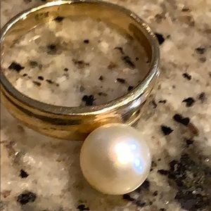 Gold and cultivated pearl ring